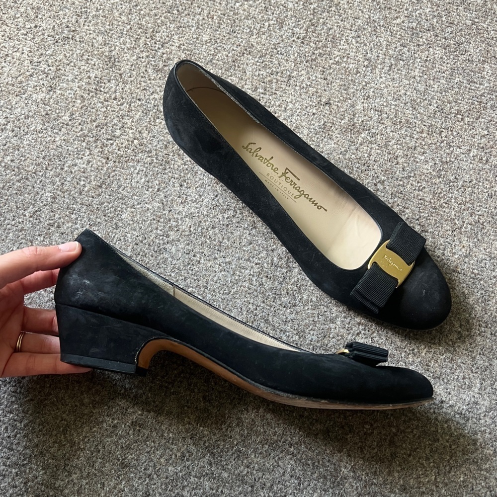Salvatore Ferragamo Vara Pump Size 8.5 Black Suede Leather Block Heel Bow Detail